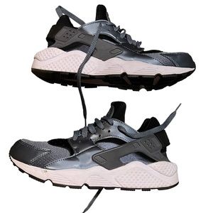 Nike Huaraches Run SE in Metallic Hematite Size 9
